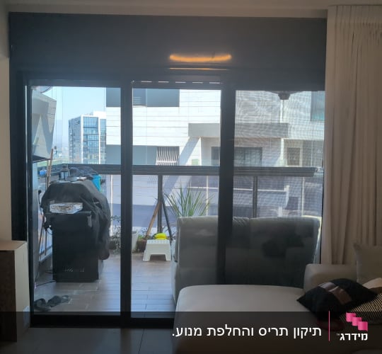 סלון עם חלון גדול ומרפסת חיצונית